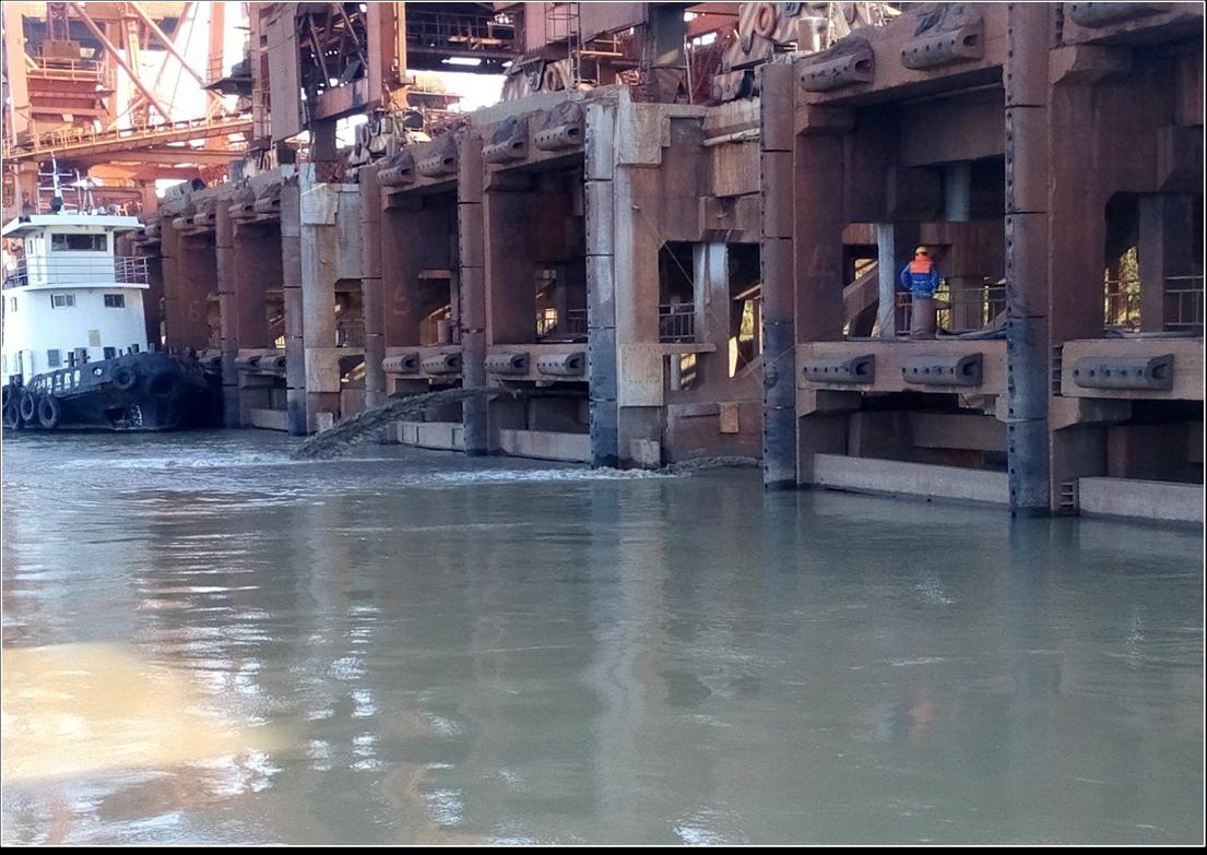 2014年，马钢港务原料总厂码头水下冲吸泥